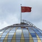 Staatsflagge der Sowjetunion über dem Dach des Museums für die Geschichte des Großen Vaterländischen Krieges in Minsk