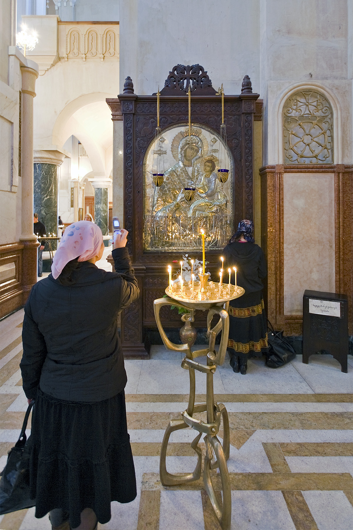 Beachtung des Fotografierverbotes in der Samba-Kathedrale in Tiflis