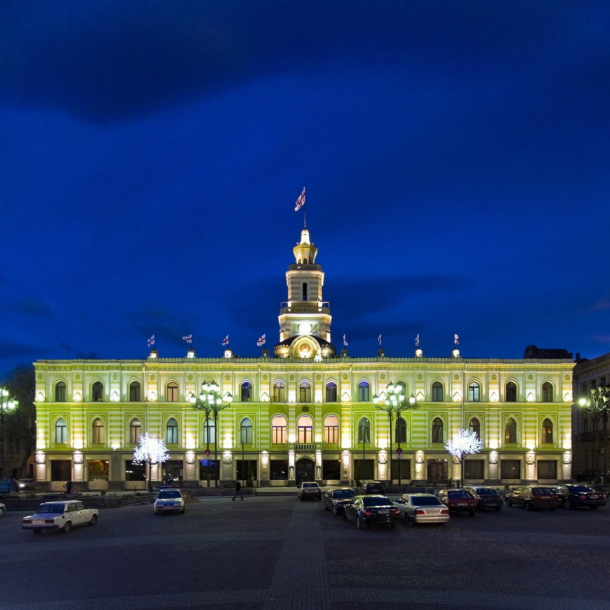 Rathaus in Tiflis zur Blauen Stunde