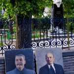 Portraits Stalins und Lenins auf einem Straßenmarkt in Tiflis