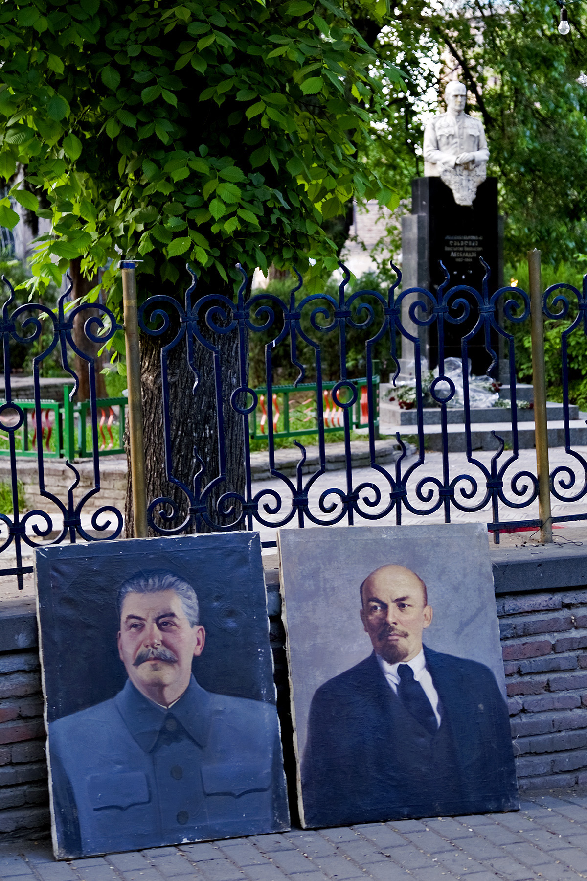 Portraits Stalins und Lenins auf einem Straßenmarkt in Tiflis