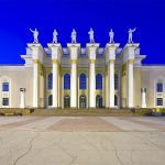 Kulturpalast Karaganda zur Blauen Stunde