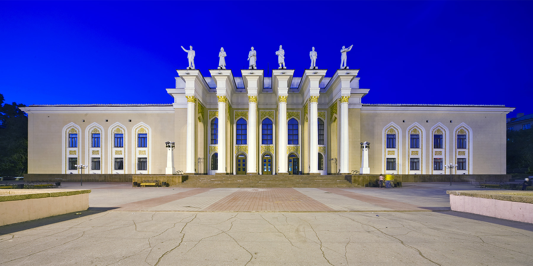 Kulturpalast Karaganda zur Blauen Stunde