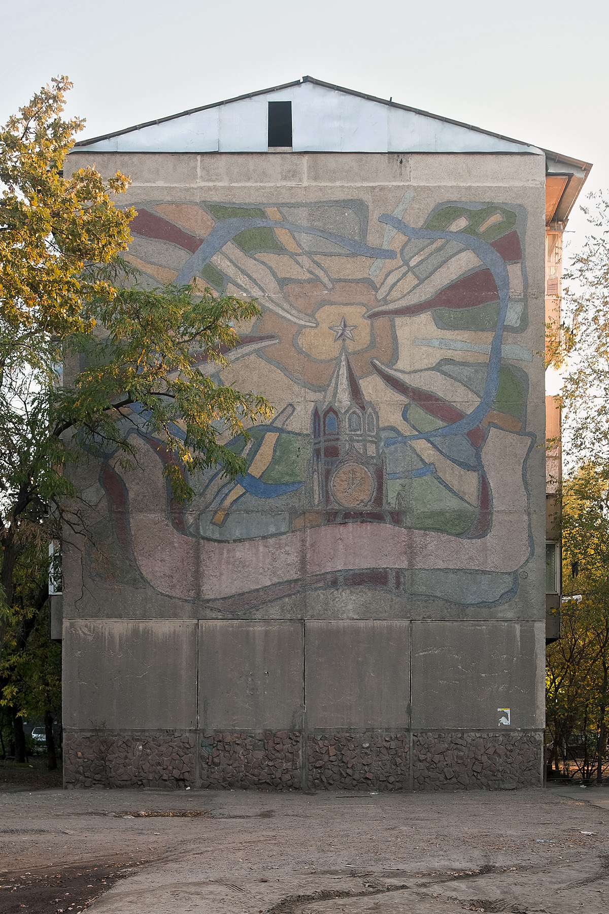 sowjetischer Fassadenschmuck mit einer stilisierten Darstellung Moskaus