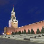 Kreml-Mauer mit Erlöserturm in Moskau