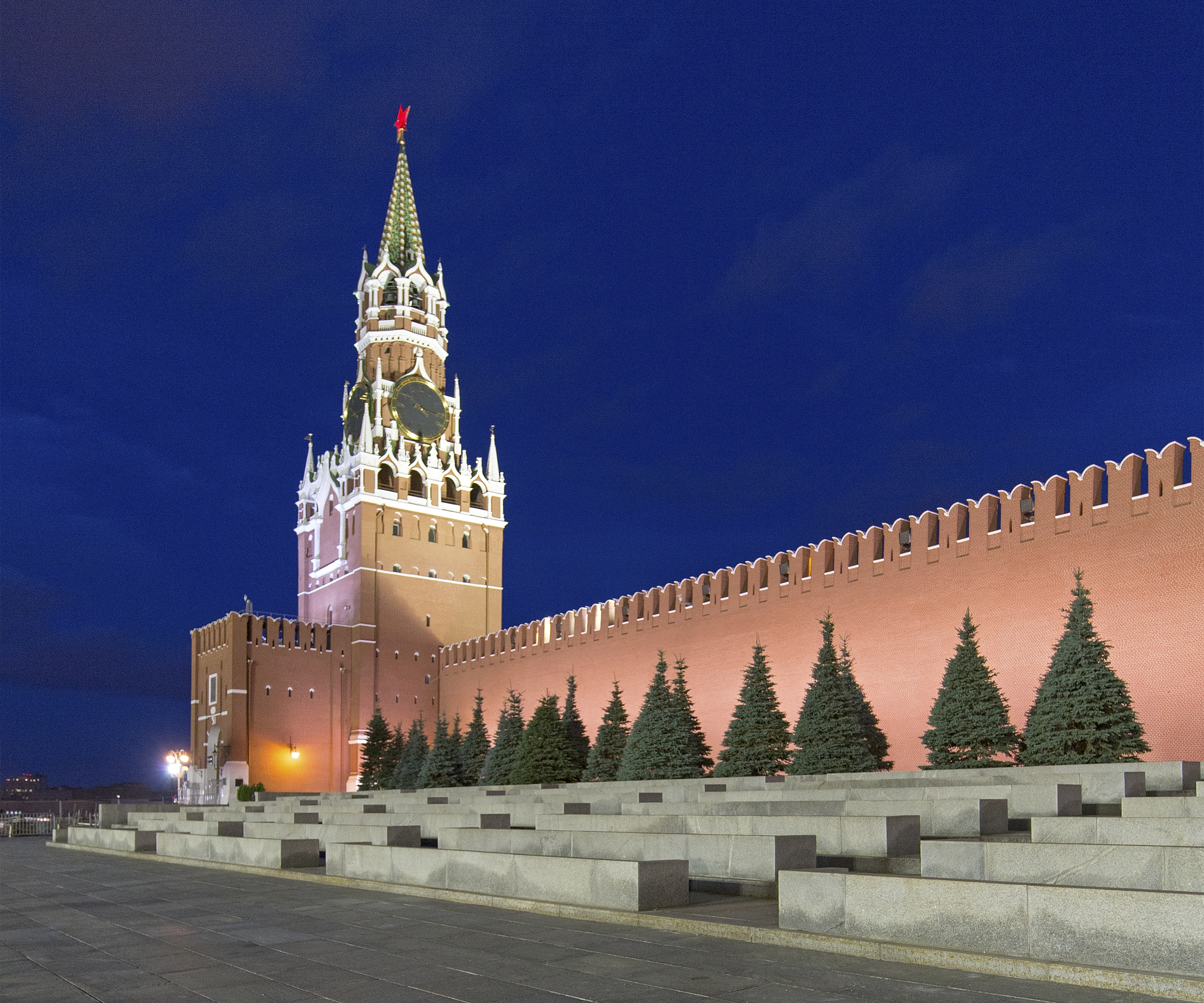 Kreml-Mauer mit Erlöserturm in Moskau