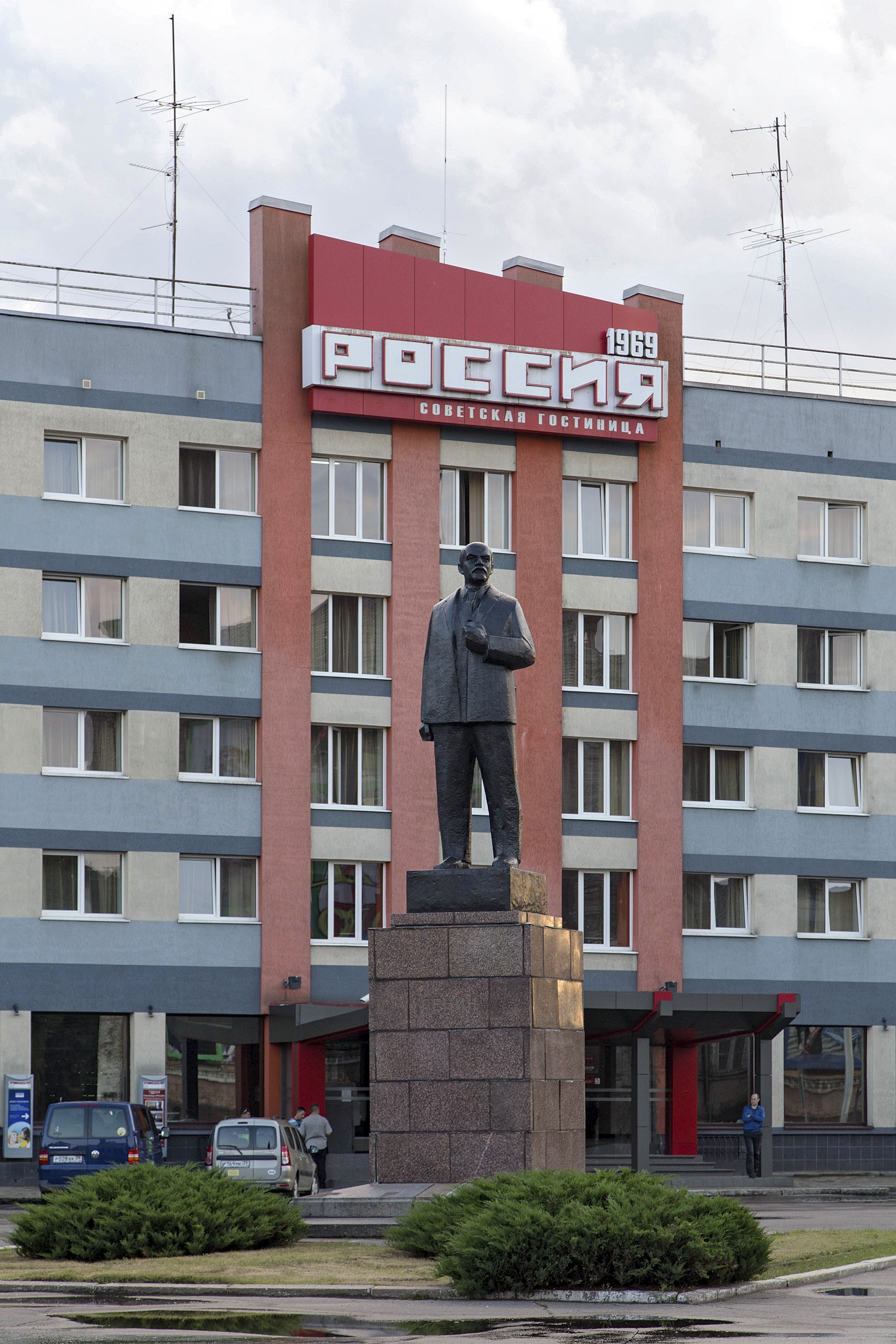 Lenin-Denkmal vor dem Hotel Rossija in Sowetsk
