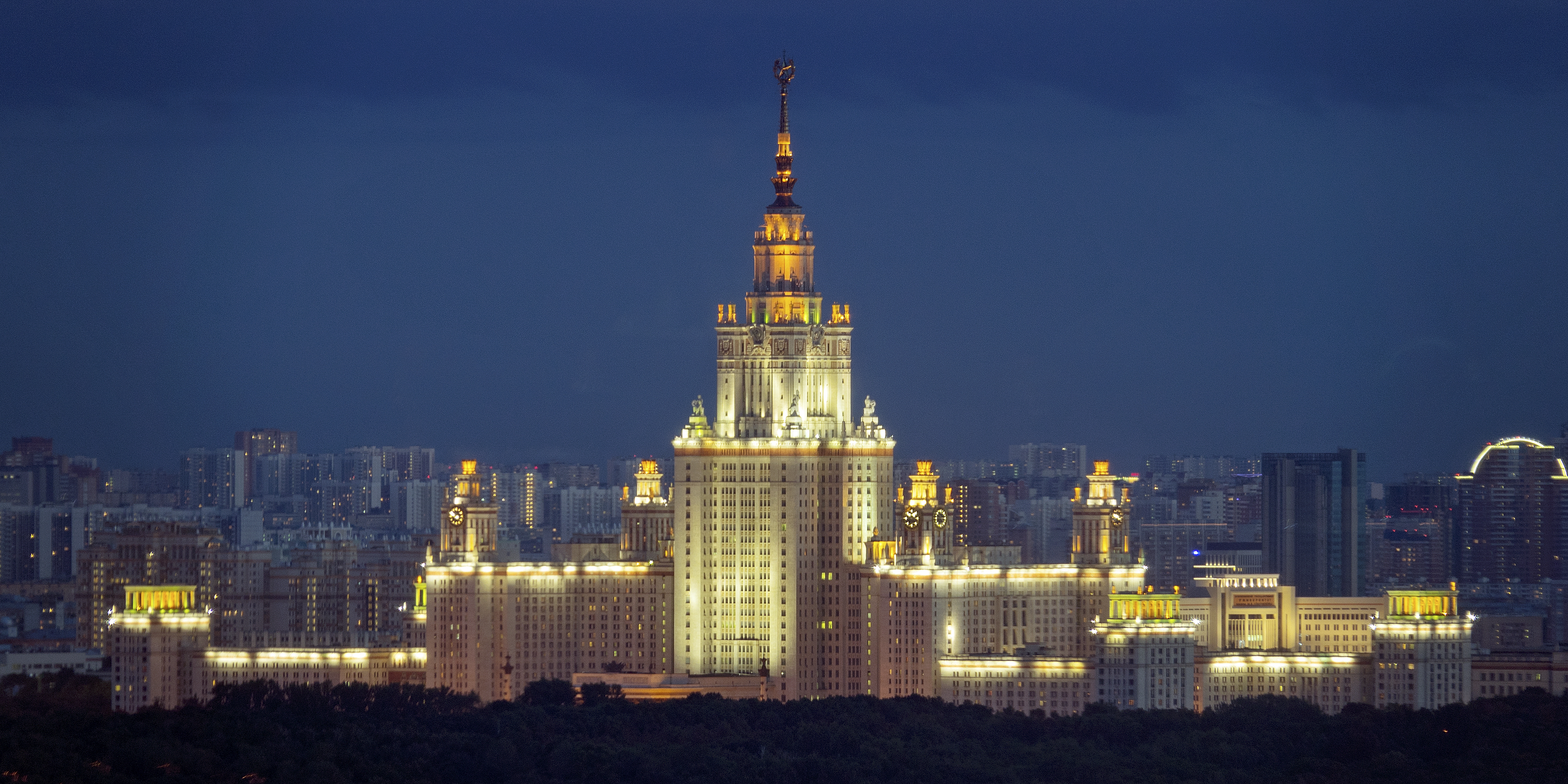 Hauptgebäude der Lomonossow-Universität in Moskau zur Blauen Stunde