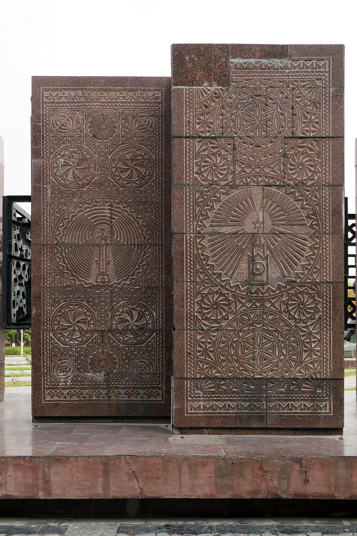 Rückseite des Denkmals für die Opfer des Erdbebens vom 26.04.1966
