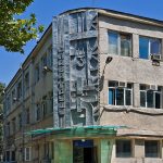 sowjetische Schmuckfassade mit Inschrift Ruhm der Arbeit