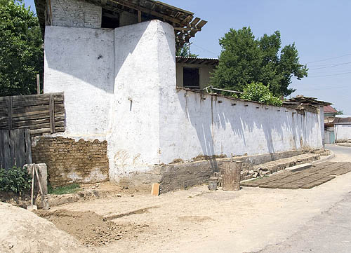 традиционное строительство – кирпичная кладка из глины выставлена сушиться на улице