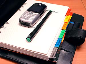 Карманный календарь с радиотелефоном и карандашом