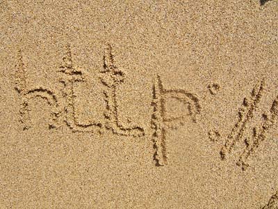 http-Schriftzug im Sand