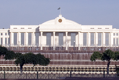 Здание сената в Ташкенте; май 2005 год